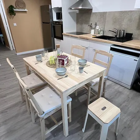 Casa de Férias Maison Des Volcans - 3 Doubles - Avec Terrasse Et Wifi - 8 Couchages