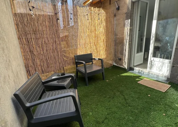 Maison Des Volcans - 3 Doubles - Avec Terrasse Et Wifi - 8 Couchages *
